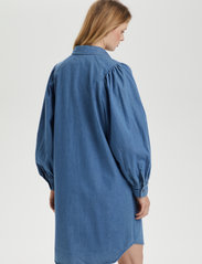 Soaked in Luxury - SLNatasja Shirt Dress - teksakleidid - medium blue denim - 3
