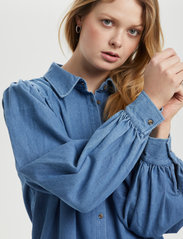 Soaked in Luxury - SLNatasja Shirt Dress - teksakleidid - medium blue denim - 4