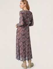 Soaked in Luxury - SLBriley Arine Dress LS - midi kjoler - amber brown floral - 4