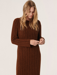 Soaked in Luxury - SLRakel Dress LS - knitted dresses - amber brown melange - 4