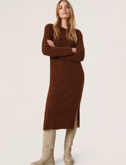 Soaked in Luxury - SLRakel Dress LS - knitted dresses - amber brown melange - 5