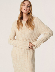 Soaked in Luxury - SLRakel Dress LS - knitted dresses - sandshell melange - 4