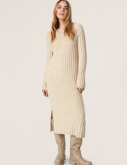 Soaked in Luxury - SLRakel Dress LS - knitted dresses - sandshell melange - 5