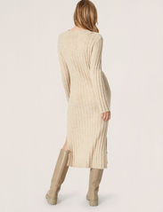 Soaked in Luxury - SLRakel Dress LS - knitted dresses - sandshell melange - 6