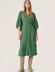 Soaked in Luxury - SLAminah Dress - skjortklänningar - dark ivy - 5