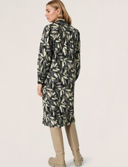Soaked in Luxury - SLFrankie Shirt Dress - marškinių tipo suknelės - black leaf print - 6
