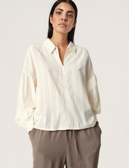 Soaked in Luxury - SLAmanza Shirt Blouse LS - langærmede bluser - whisper white - 2