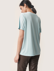 Soaked in Luxury - SLColumbine Loose Fit V-Neck SS - t-shirts - corydalis blue - 4