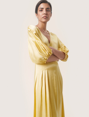 Soaked in Luxury - SLEvita Dress - midi kjoler - dusky citron - 2