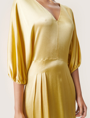 Soaked in Luxury - SLEvita Dress - midi kjoler - dusky citron - 5