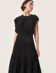 Soaked in Luxury - SLLayna Dress - midi kjoler - black - 2