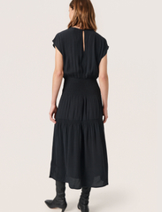 Soaked in Luxury - SLLayna Dress - midi kjoler - black - 5