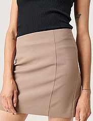 Soaked in Luxury - SLCorinne Short Skirt - korte nederdele - walnut - 2