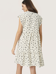 Soaked in Luxury - SLSuzie Ingvild Dress SS - sommerkjoler - white seed capsule print - 4