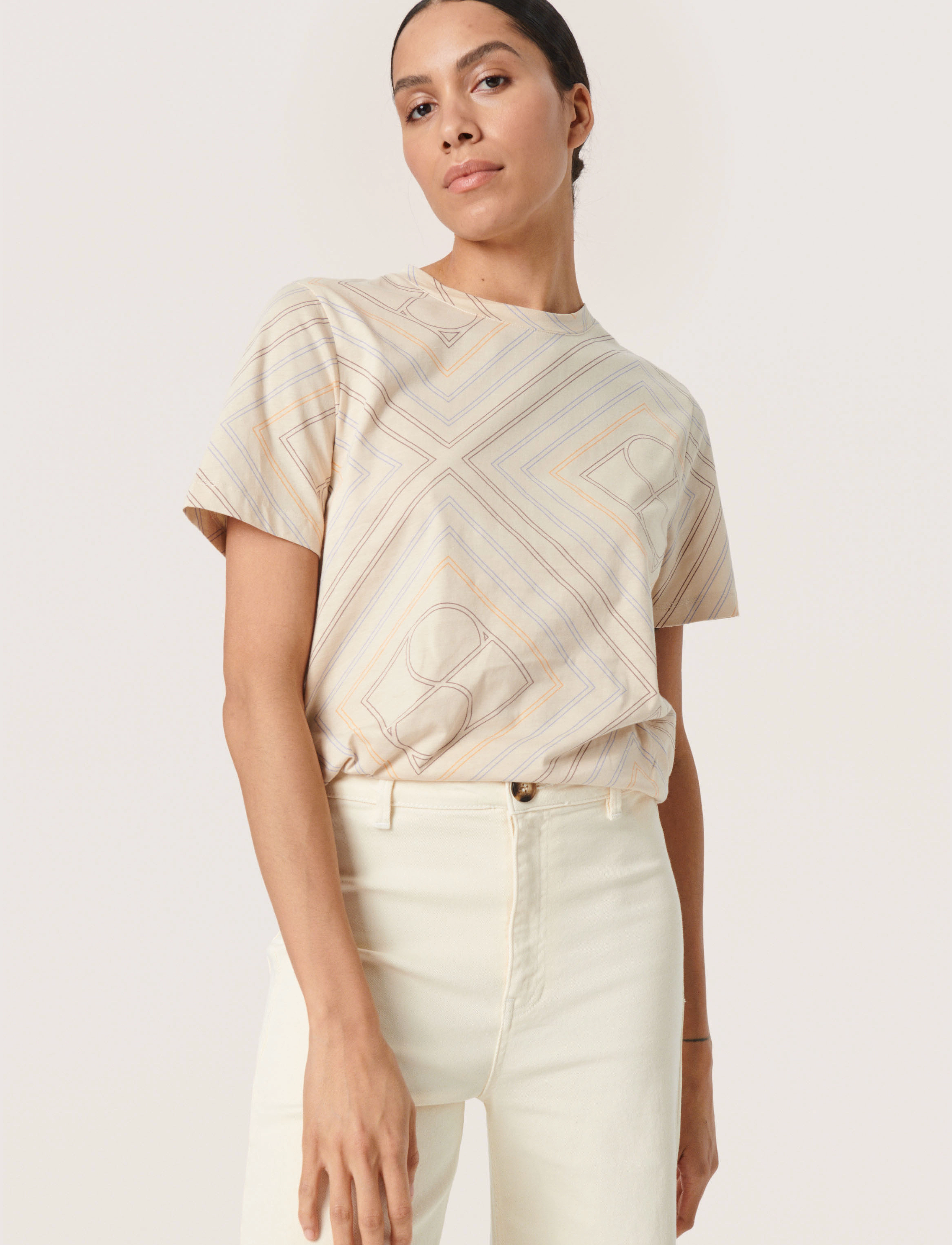 Soaked in Luxury - SLEve Loose Fit Tee SS - sandshell large monogram print - 2