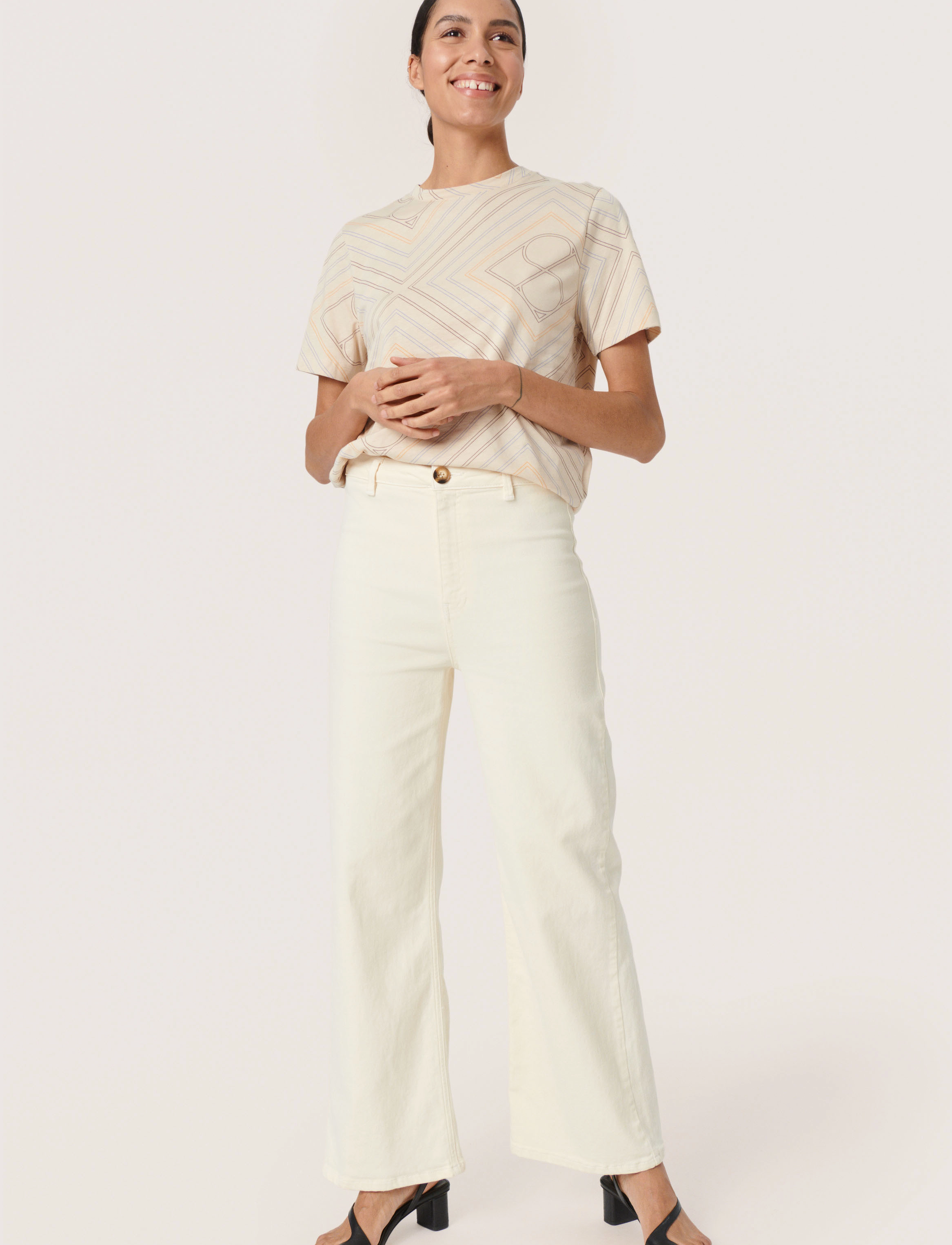 Soaked in Luxury - SLEve Loose Fit Tee SS - sandshell large monogram print - 3