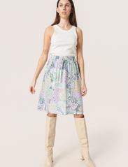 Soaked in Luxury - SLLivinna Ilio Skirt - spódnice do kolan i midi - multicolored butterfly print - 3