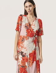 Soaked in Luxury - SLIndre Karven Maxi Dress - omlottklänningar - grenadine watercolour print - 2