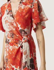 Soaked in Luxury - SLIndre Gaby Dress SS - slå-om-kjoler - grenadine watercolour print - 5