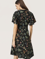 Soaked in Luxury - SLIndre Gaby Dress SS - slå-om-kjoler - black botanical print - 4