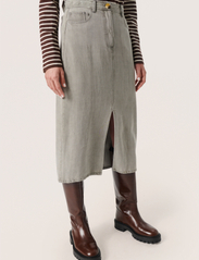 Soaked in Luxury - SLFriday Skirt - midi nederdele - light grey denim - 1