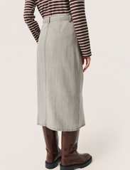 Soaked in Luxury - SLFriday Skirt - midi nederdele - light grey denim - 4