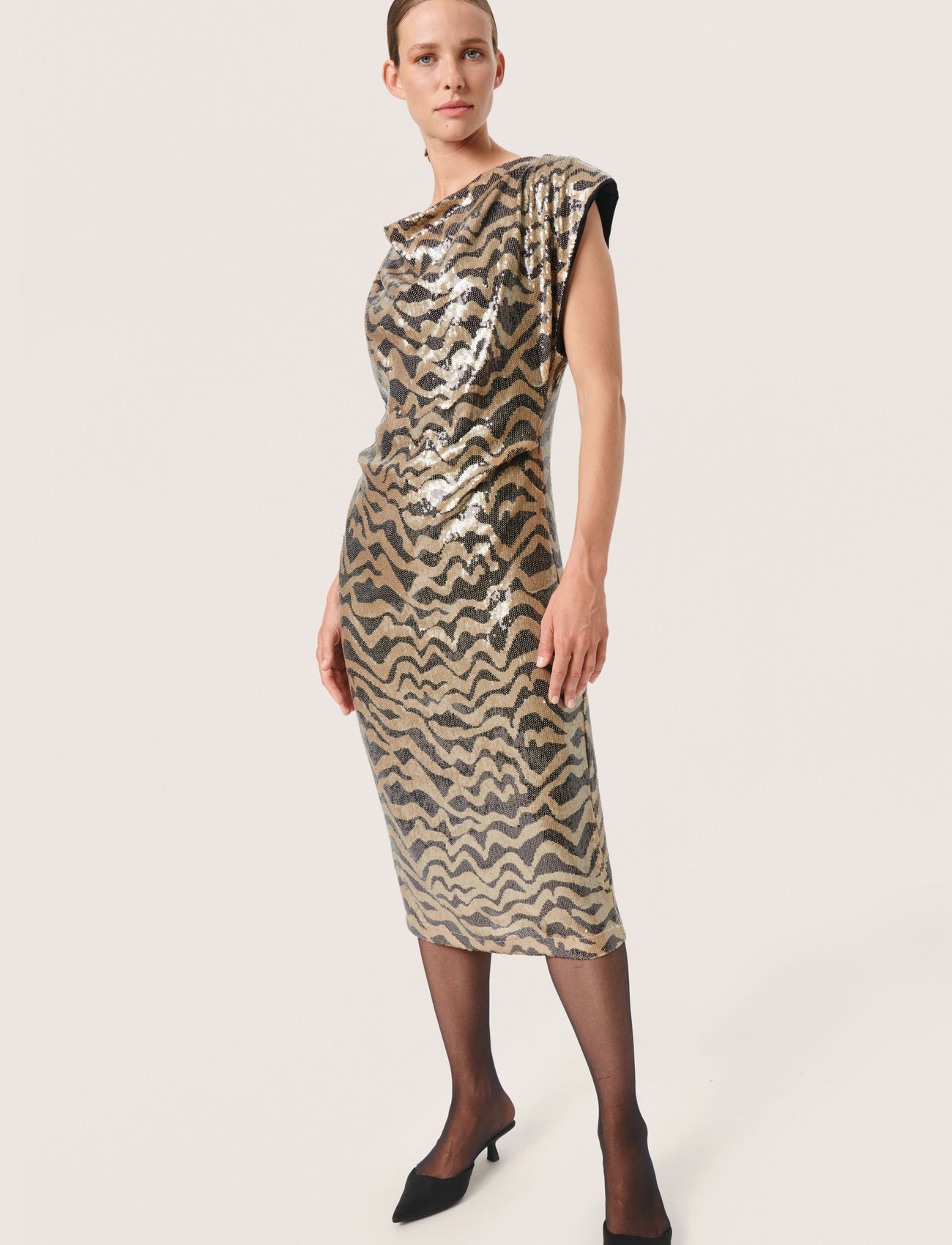 Soaked in Luxury - SLSusie Dress - festtøj til outletpriser - golden animal sequins - 1