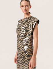 Soaked in Luxury - SLSusie Dress - festtøj til outletpriser - golden animal sequins - 3