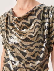 Soaked in Luxury - SLSusie Dress - ballīšu apģērbs par outlet cenām - golden animal sequins - 6