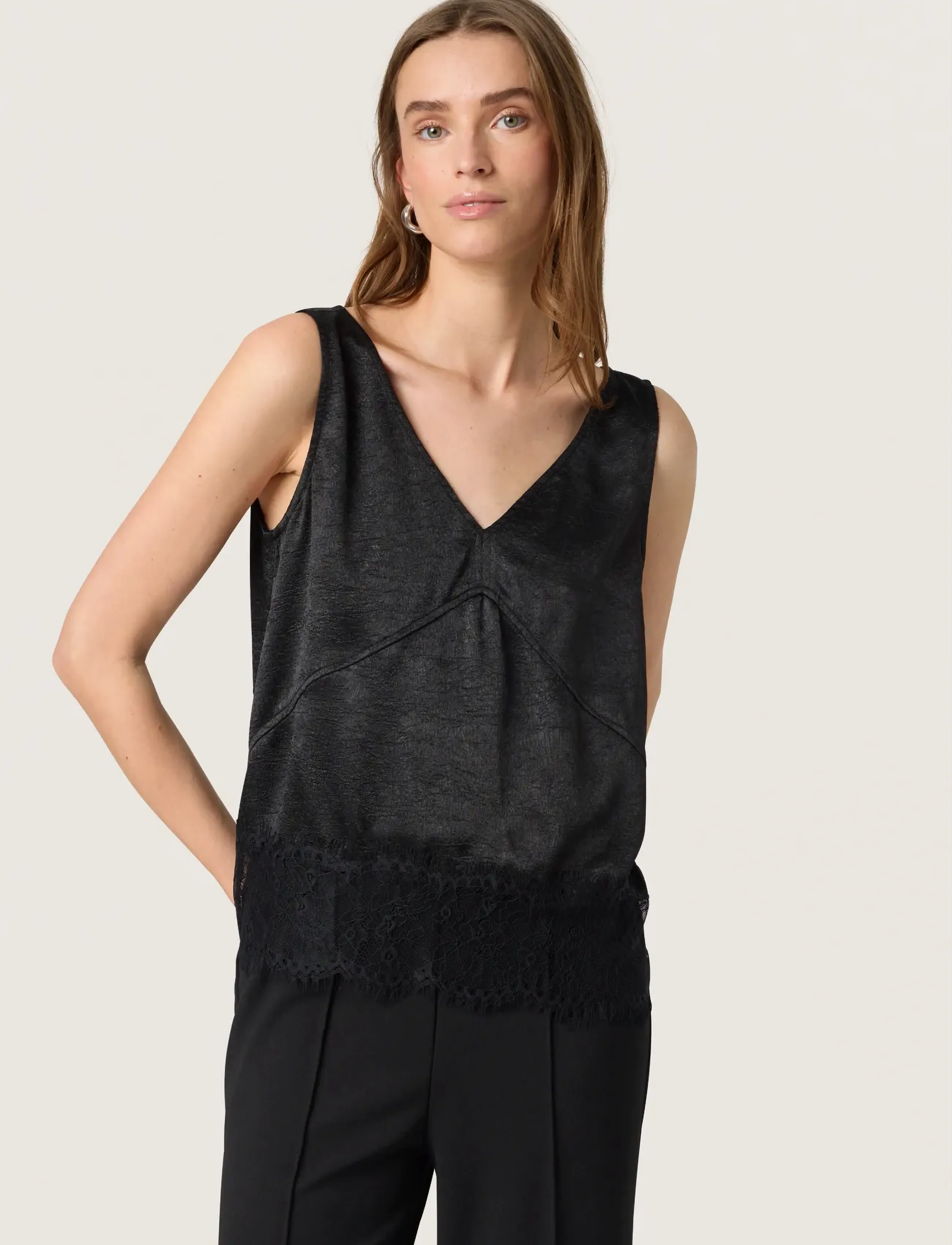 Soaked Slyennah Top, Kvinder, Satin Blonde Top, Sort, Str: M