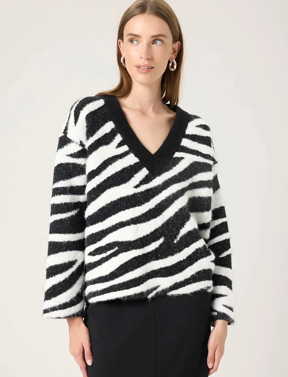 Soaked in Luxury - SLSorea V-Neck Pullover - stickade tröjor - black and white animal - 0