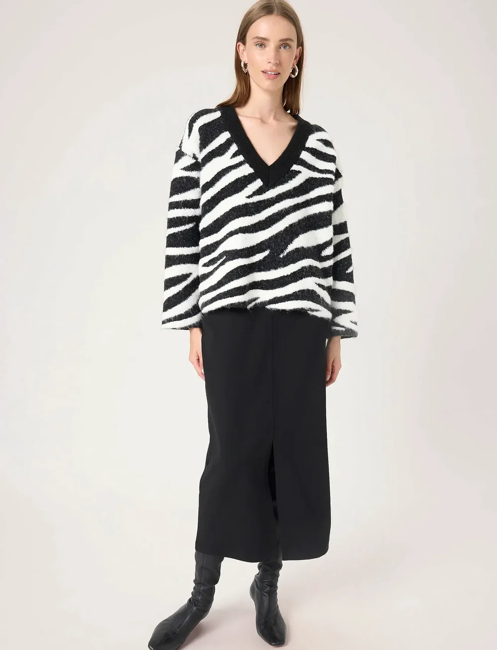 Soaked in Luxury - SLSorea V-Neck Pullover - stickade tröjor - black and white animal - 3