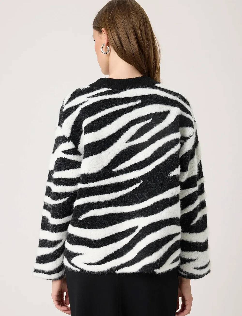 Soaked in Luxury - SLSorea V-Neck Pullover - stickade tröjor - black and white animal - 4