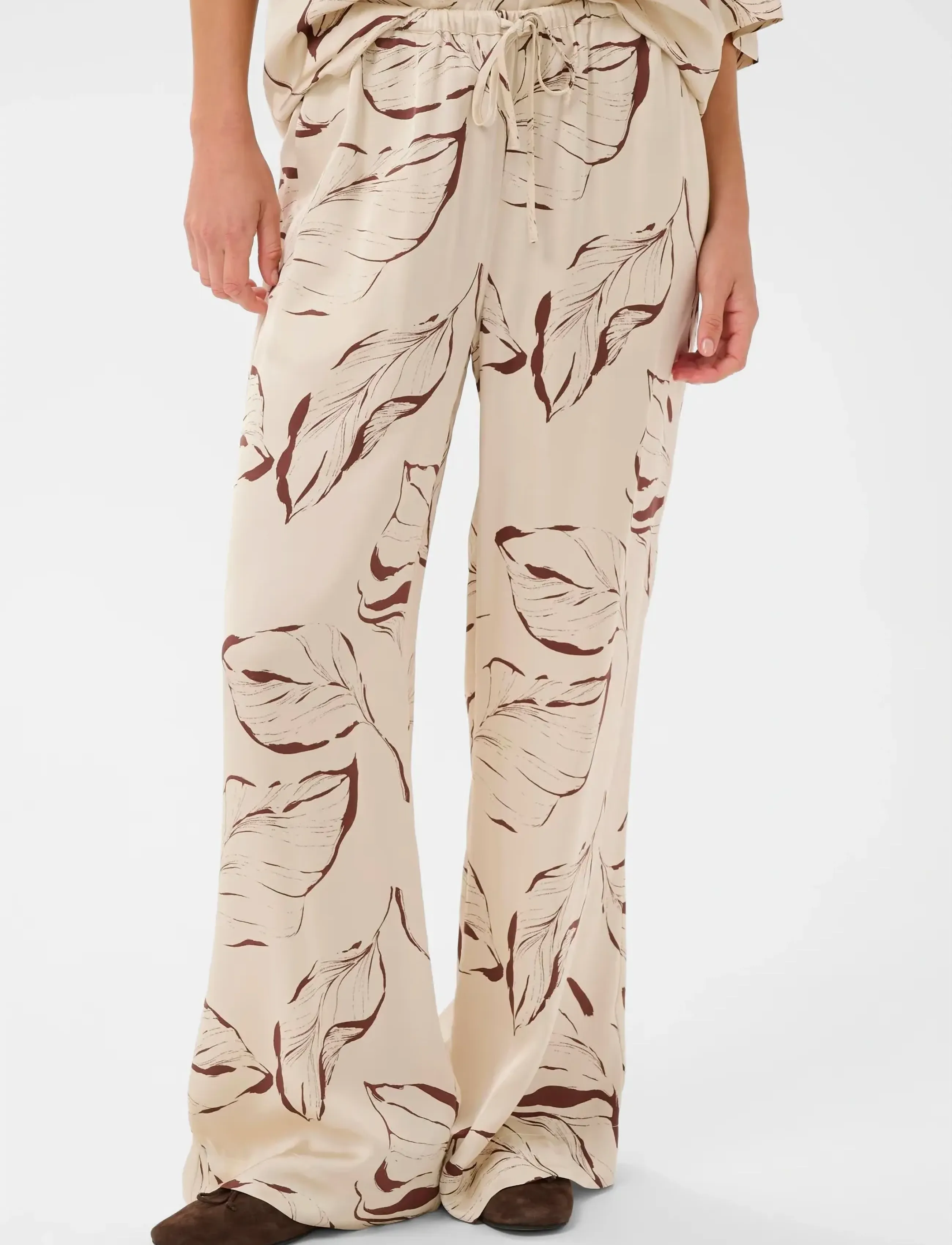 Soaked in Luxury SLClero Flared Printed Pants - Kläder - OATMEAL LEAVE PRINT / cream