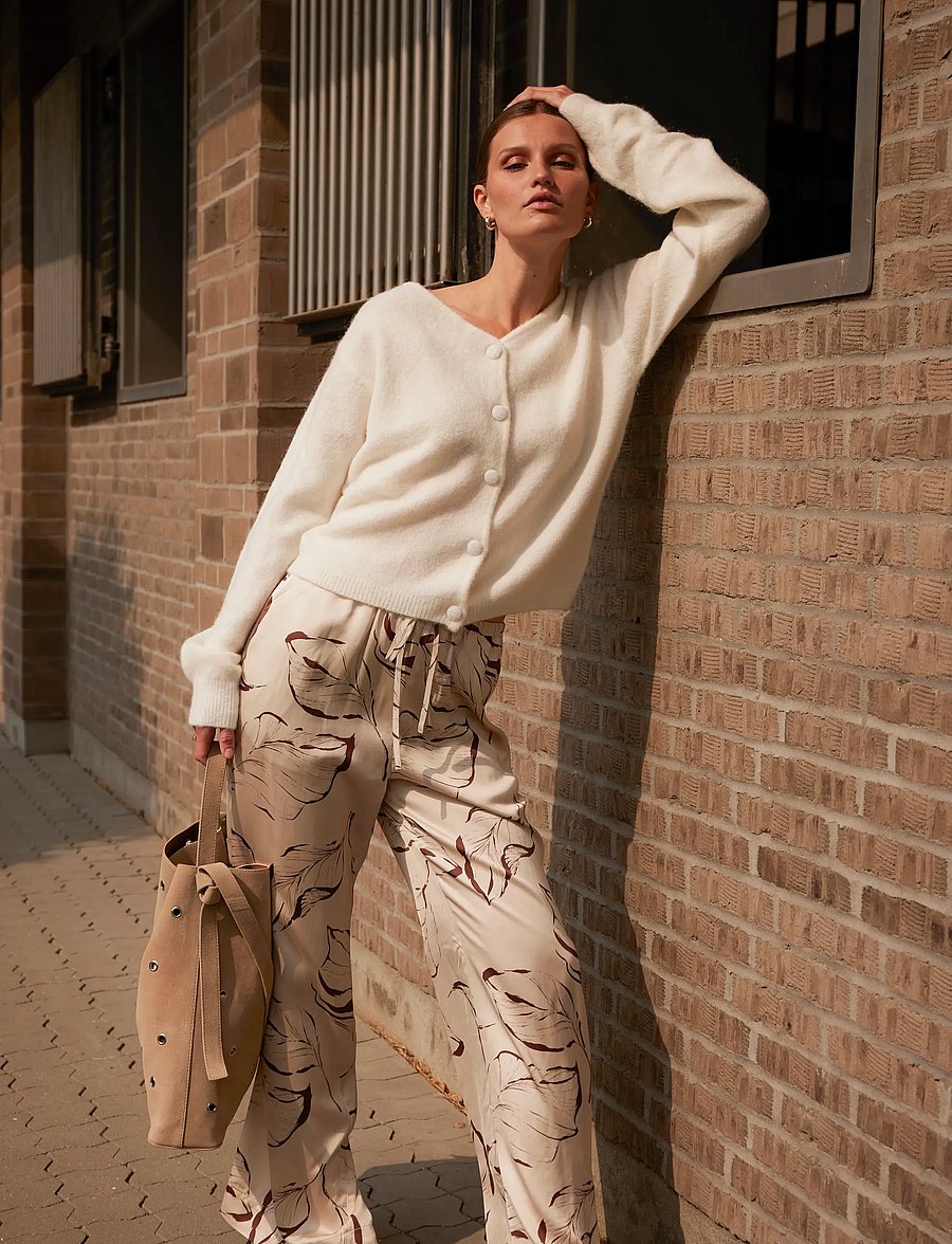 Soaked - SLClero Flared Printed Pants - hosen mit weitem bein - oatmeal leave print - 0