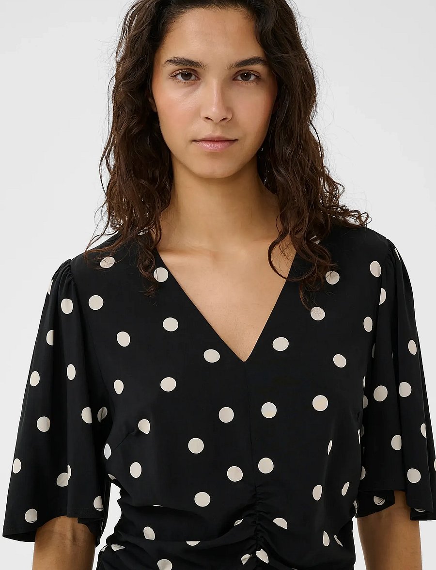 Soaked - SLArjana Ruching Blouse SS - kortærmede bluser - black with oatmeal dot - 5