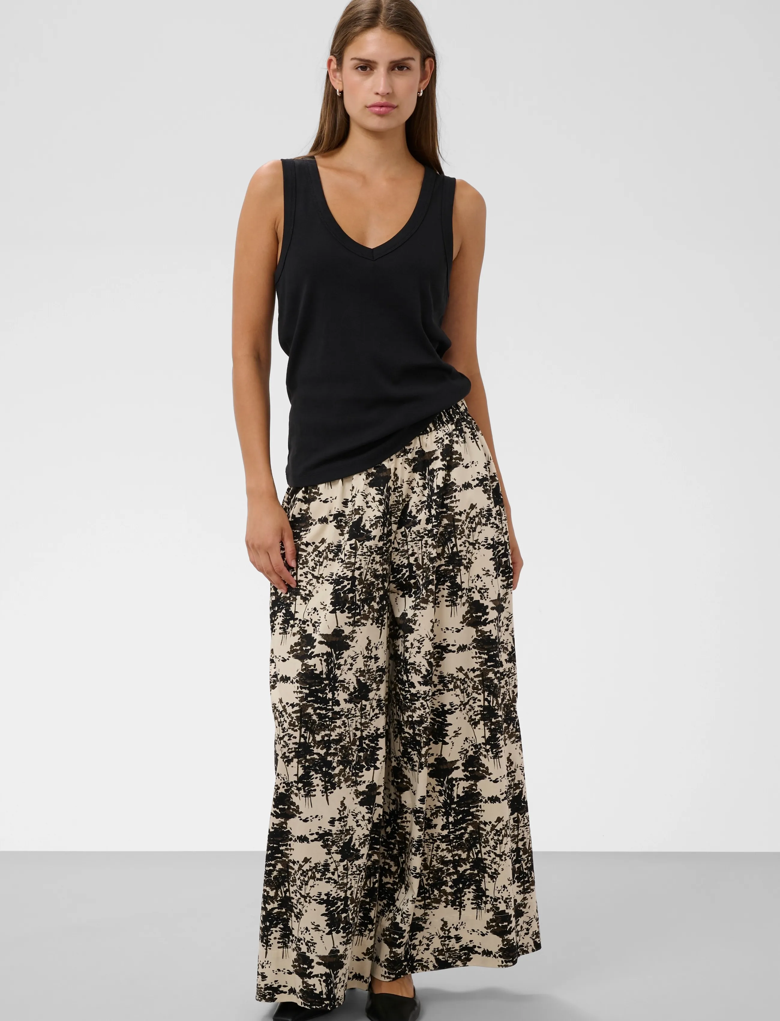 Soaked - SLNaelle Printed Pants - wide leg trousers - oatmeal forest - 3