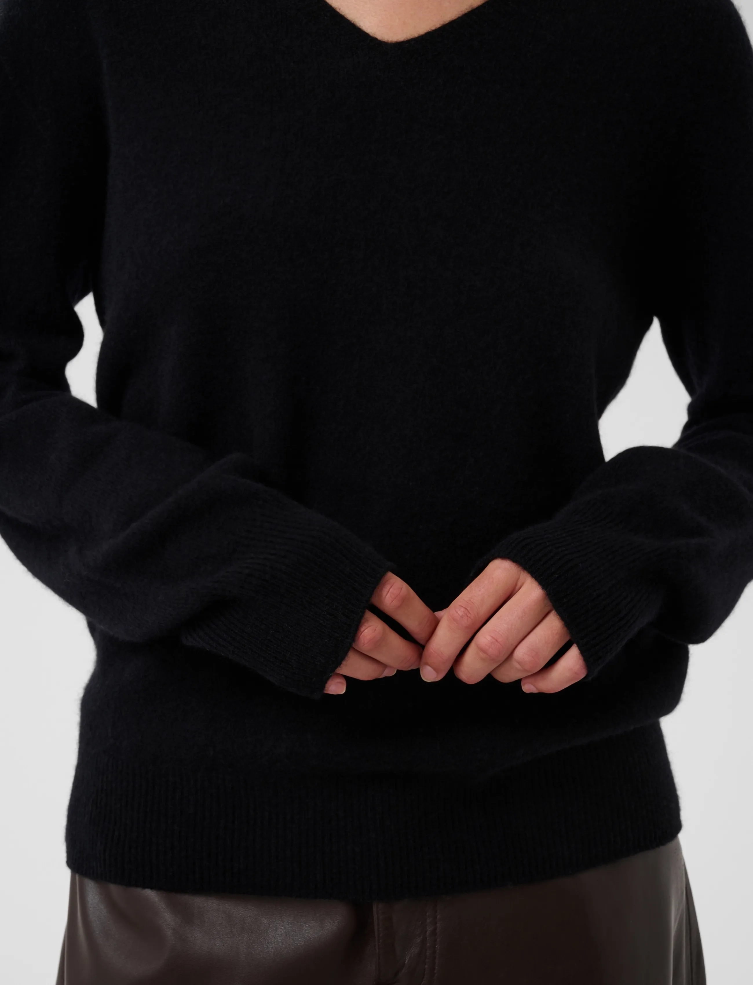Soaked - SLSida Seamless V-Neck Pullover - stickade tröjor - black - 5