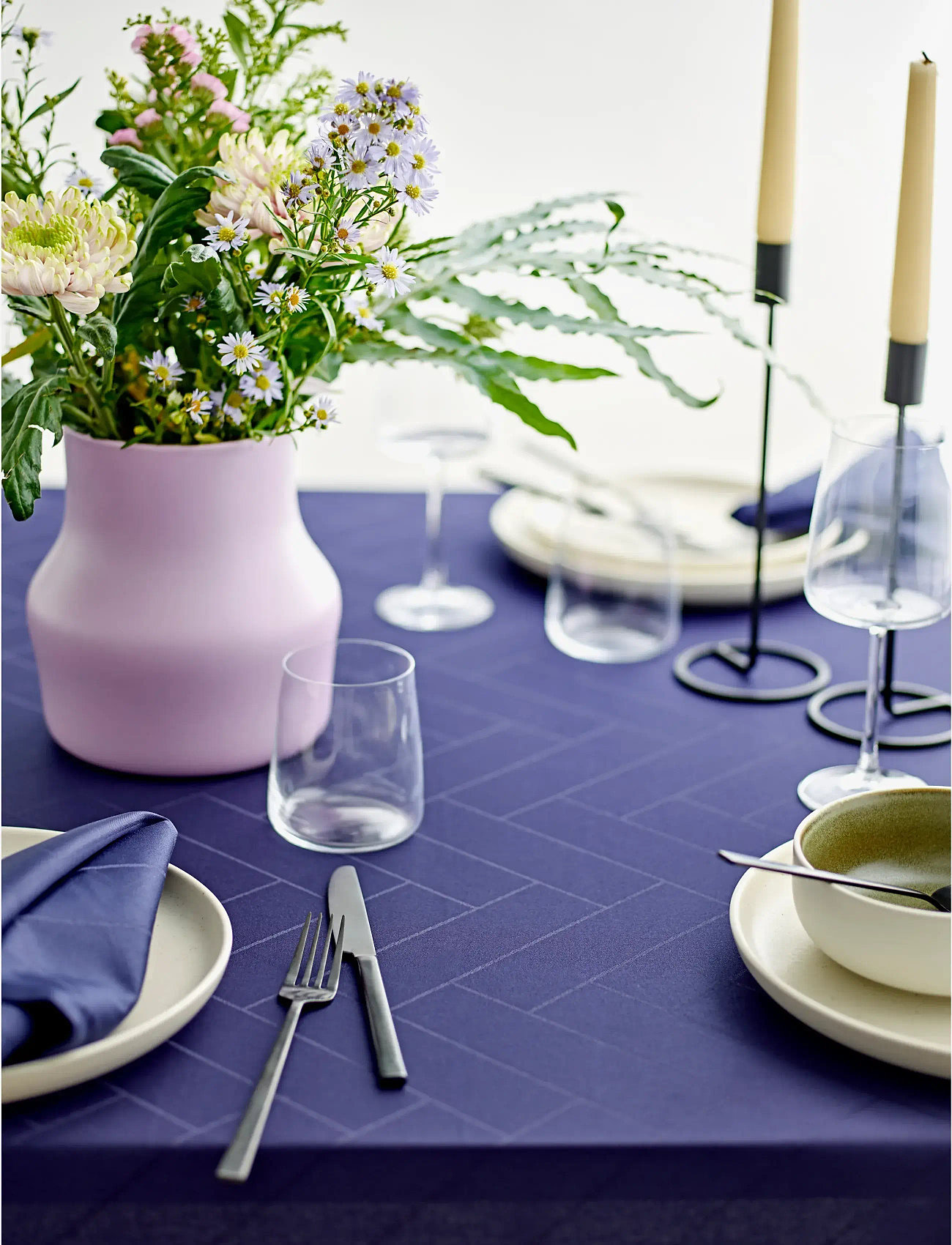 Södahl - Tablecloth 140x370 Tiles Damask Indigo - osta hinna alusel - indigo - 1