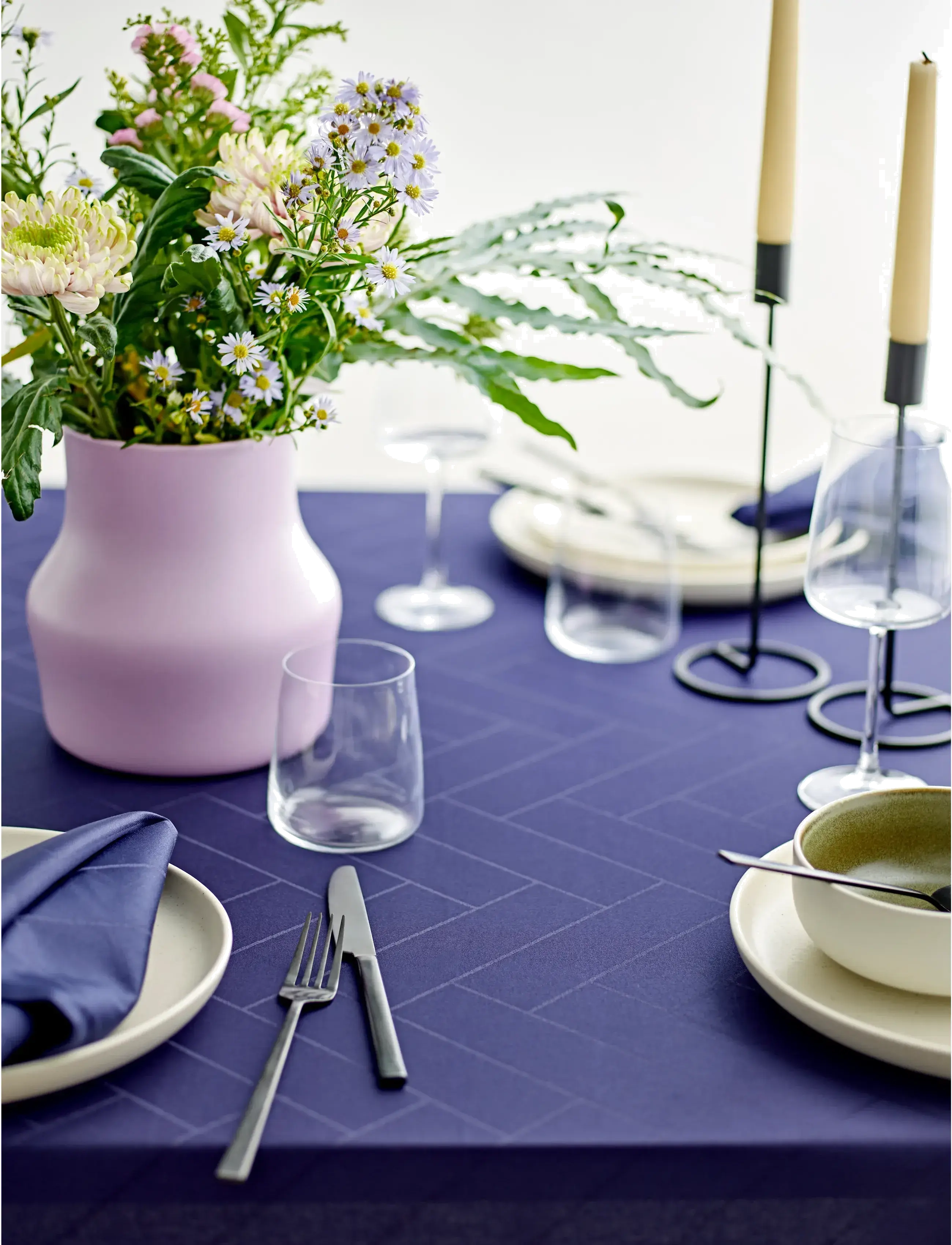 Södahl - Dug 140x370 Tiles Damask Indigo - duge & bordløbere - indigo - 2