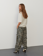 Sofie Schnoor - Trousers - cargobukser - army green - 3
