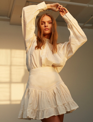 Sofie Schnoor - Short wide skirt - short skirts - off white - 2