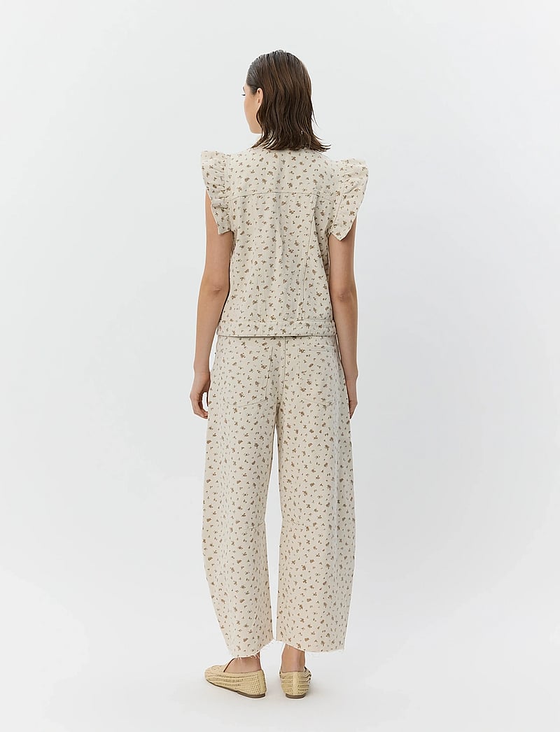 Sofie Schnoor - TOMARSW CROPPED BARREL JEANS - barrel jeans - rose flower - 4