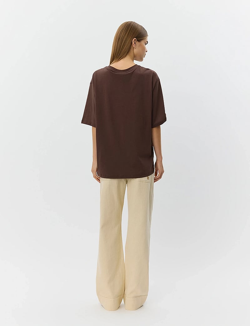 Sofie Schnoor - MAESW OVERSIZE T-SHIRT - t-shirts - dark brown - 4