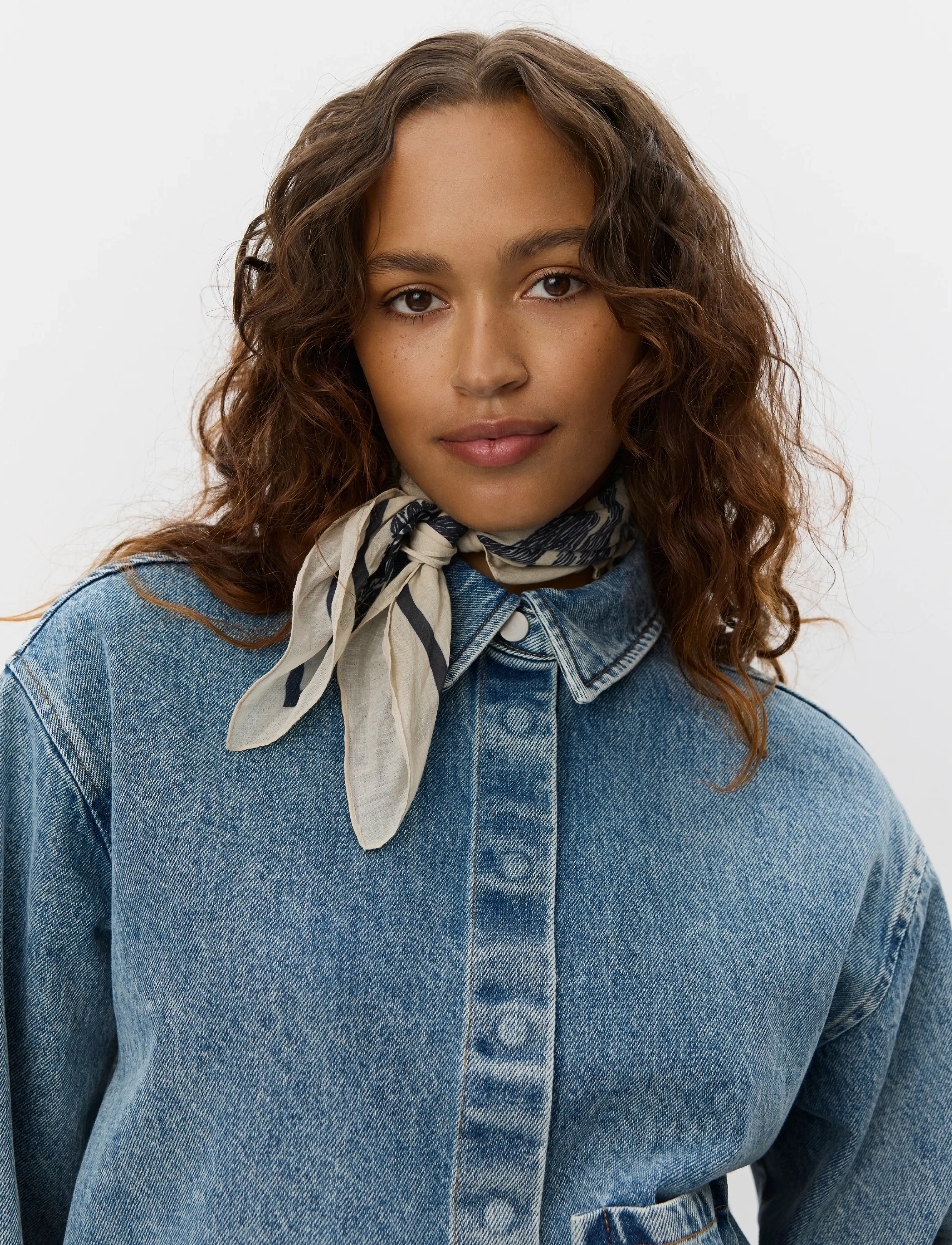 Sofie Schnoor TOVESW SCARF - Nyheder - FOG / cream