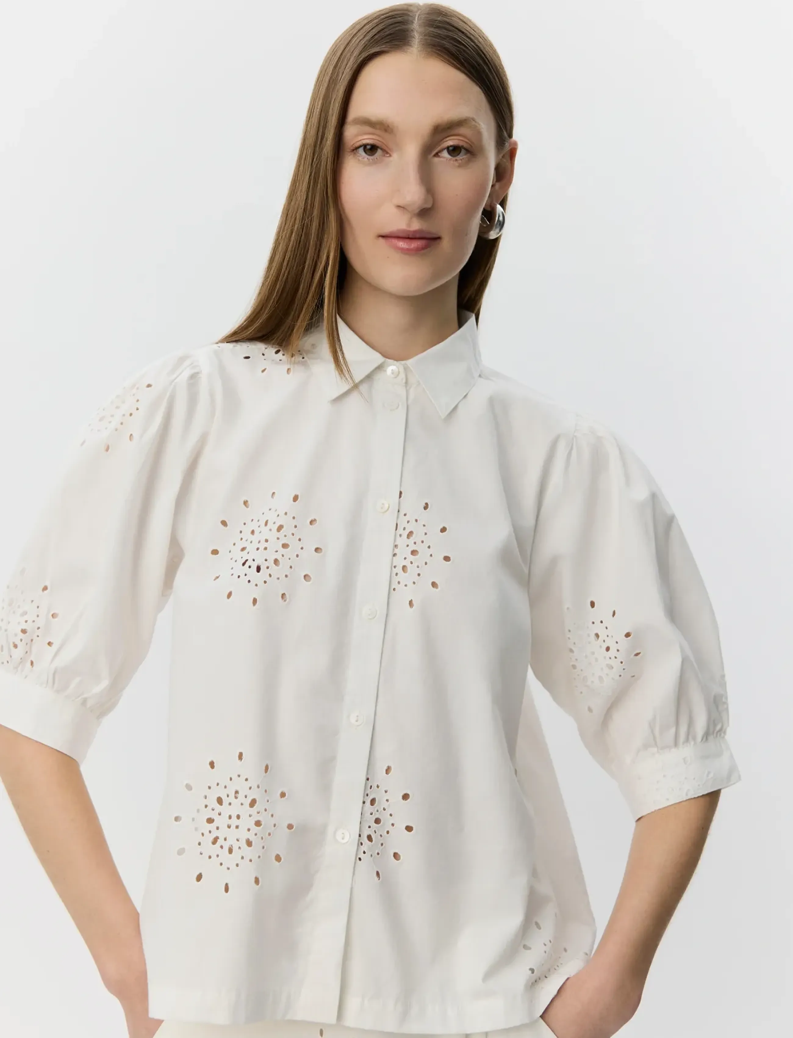 Sofie Schnoor - ALESSIASW BRODERIE ANGLAISE SHIRT - kurzärmelige blusen - snow white - 5