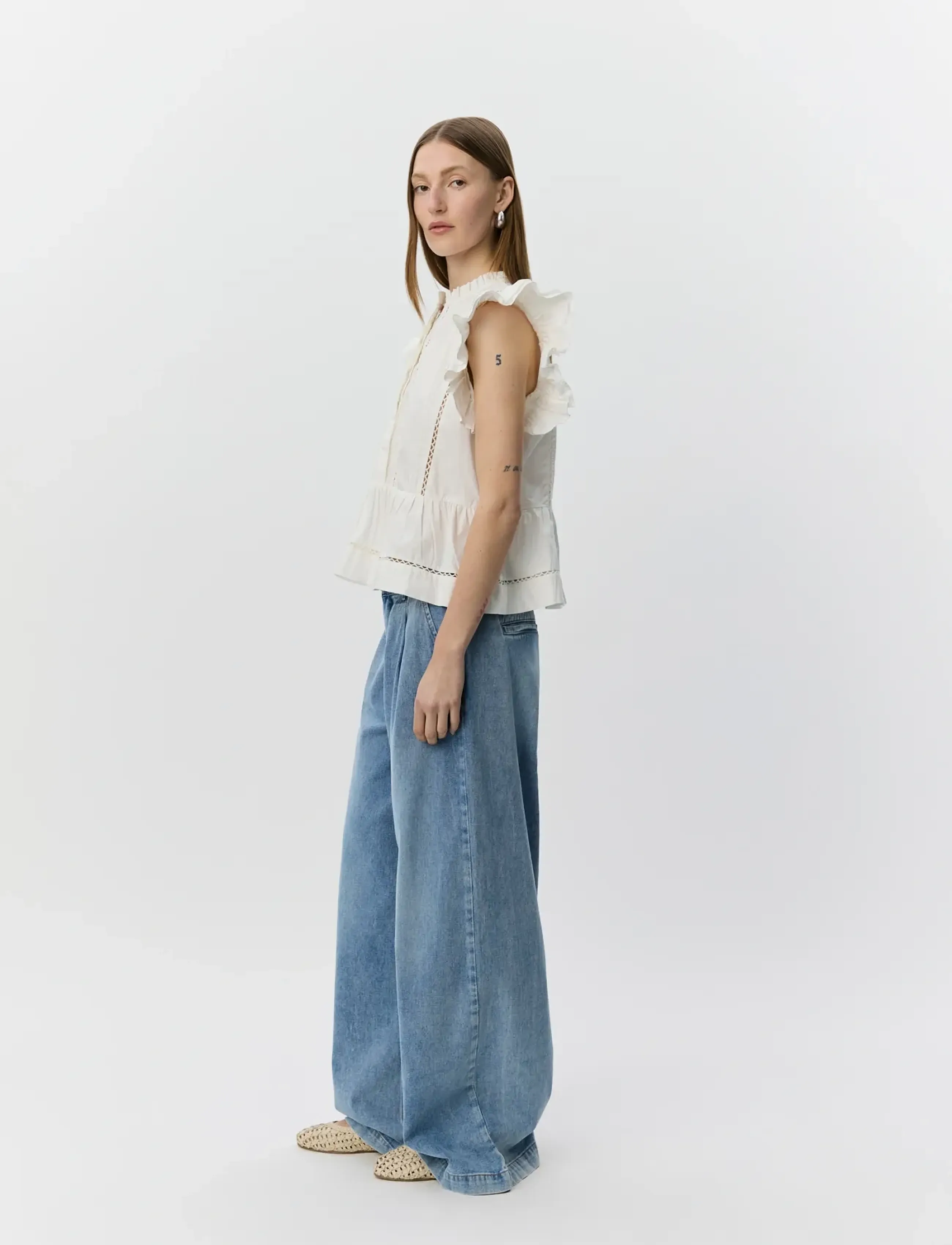 Sofie Schnoor - JULIENSW FRILL COTTON TOP - sleeveless blouses - white alyssum - 3
