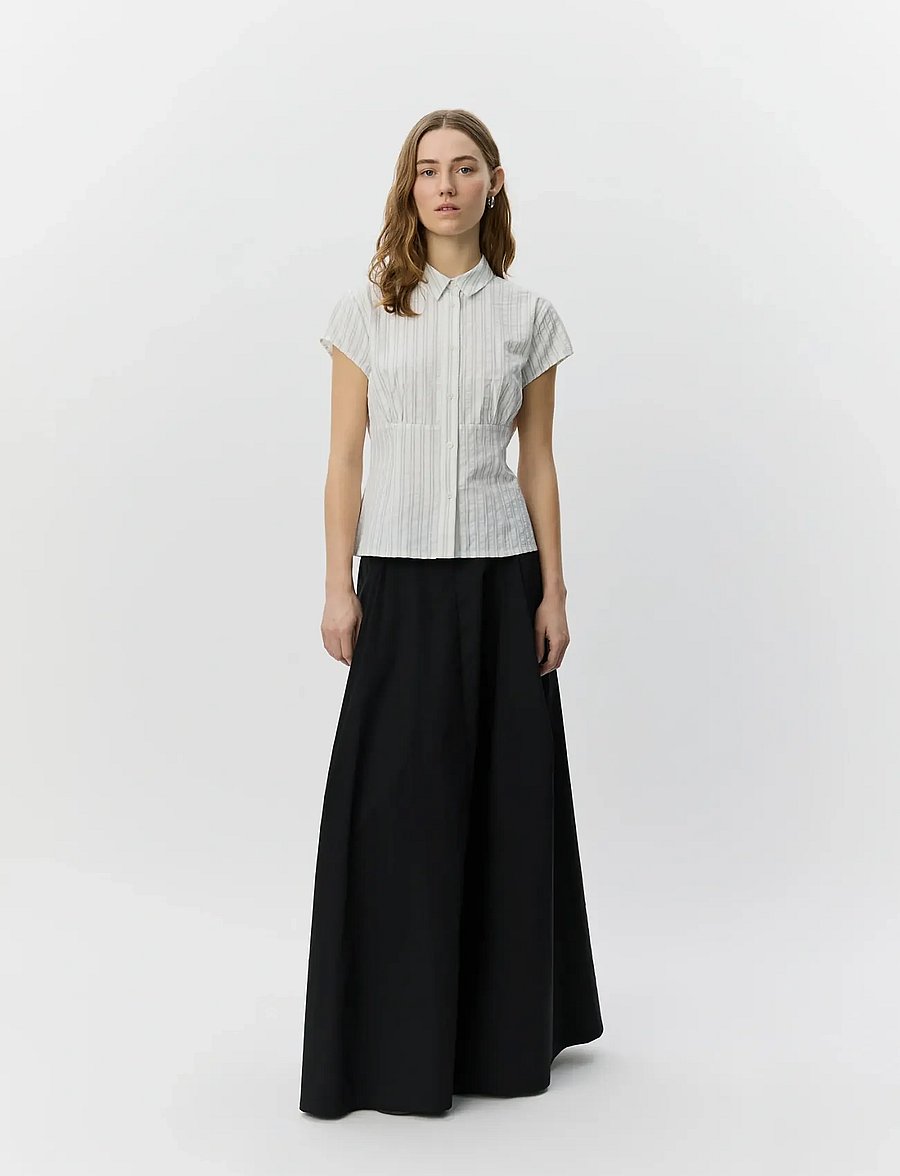 Sofie Schnoor - LILYANSW STRIPED SLIM FIT SHIRT - kortærmede skjorter - off white / black stripe - 0