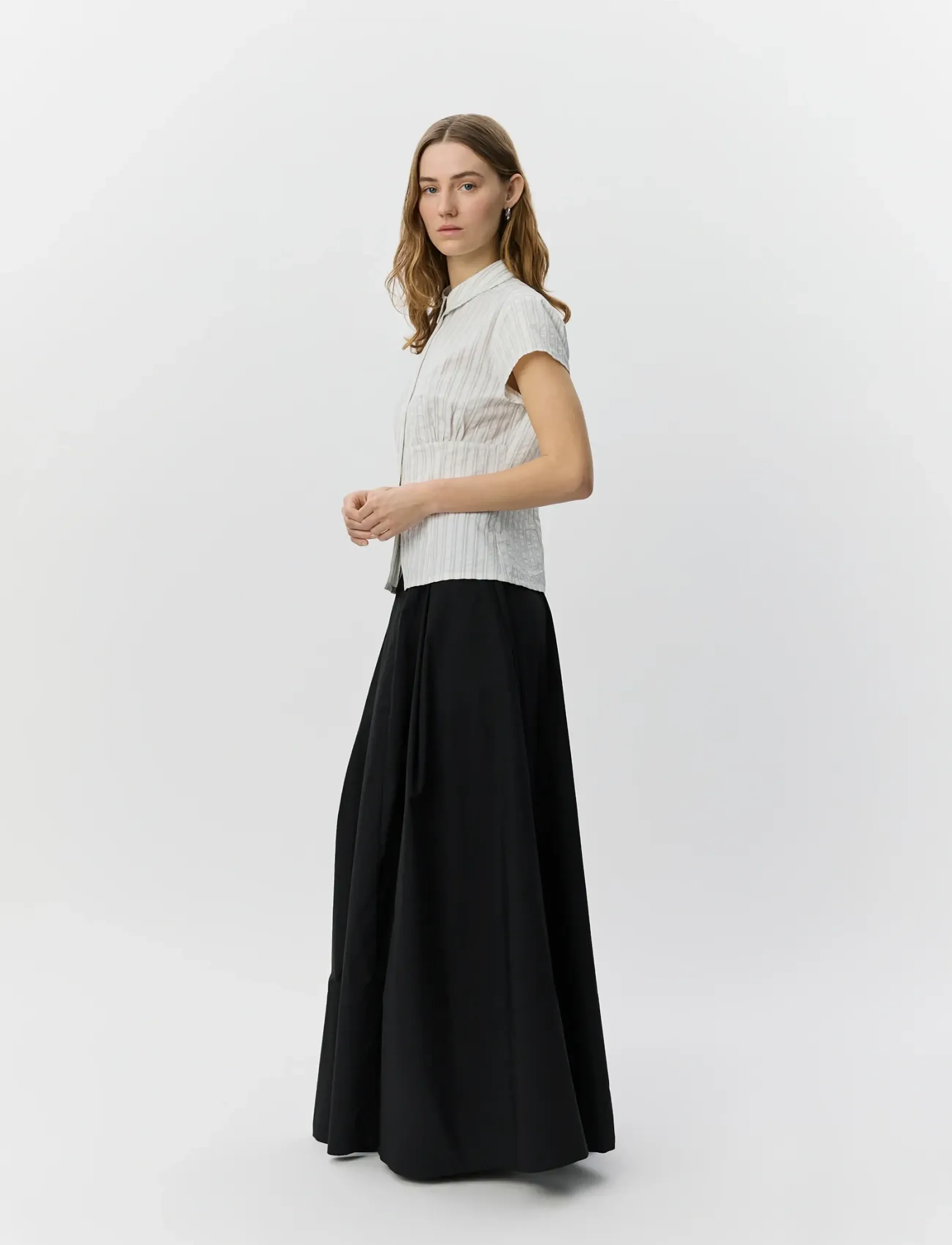 Sofie Schnoor - LILYANSW STRIPED SLIM FIT SHIRT - kortærmede skjorter - off white / black stripe - 3