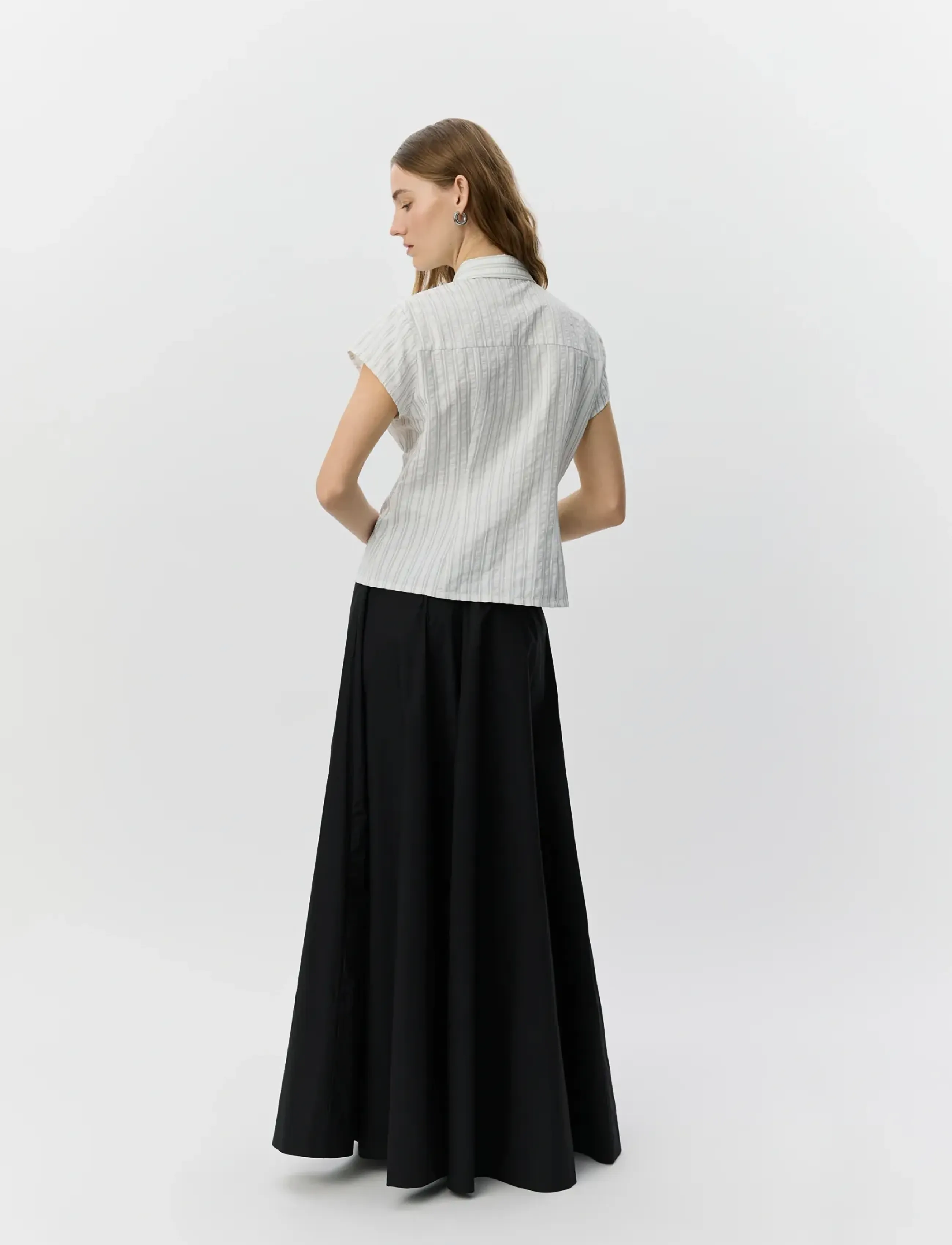 Sofie Schnoor - LILYANSW STRIPED SLIM FIT SHIRT - kortærmede skjorter - off white / black stripe - 4
